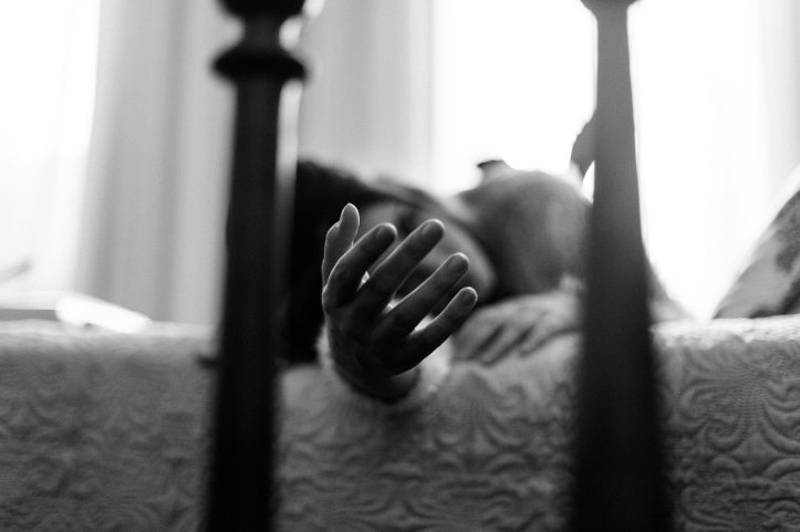 bed-black-and-white-blur-838815